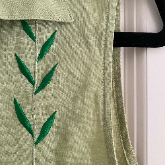 Carlie’s Court Linen Top - Picture 5 of 5